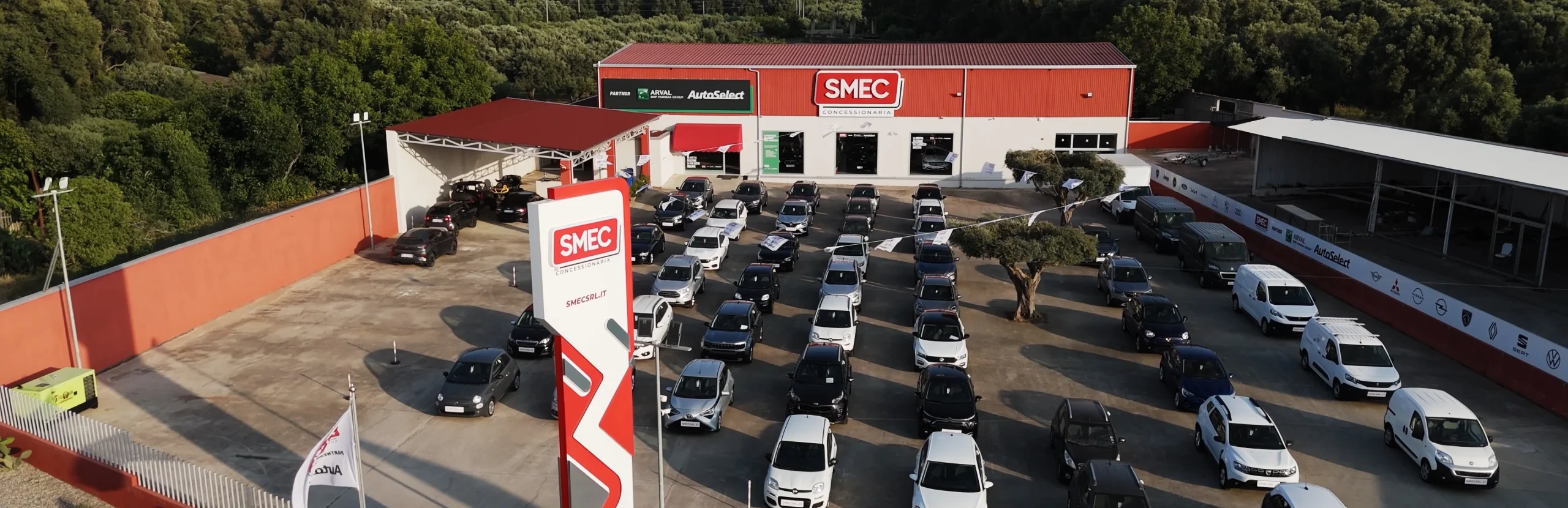 Auto Smec davanti a casa, famiglia in partenza