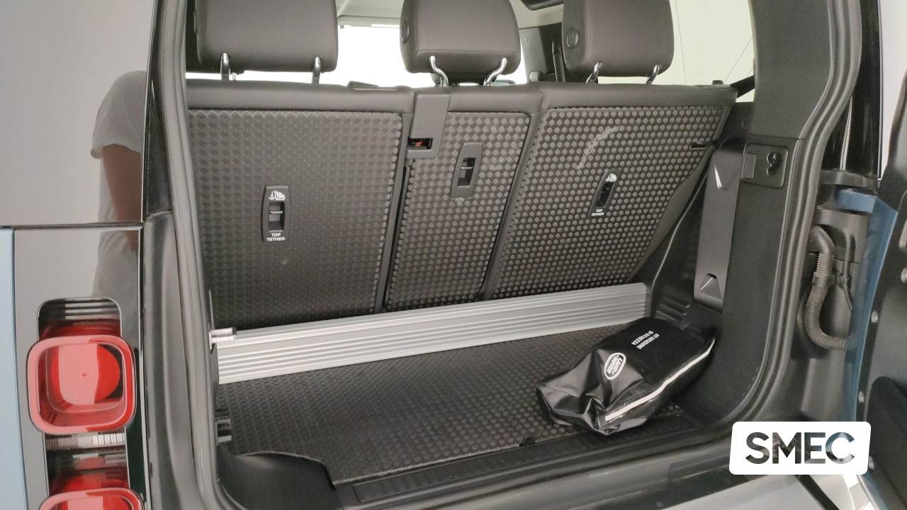 Land Rover Defender 3.0D I6 200 90 SE AWD auto.