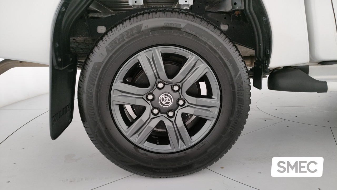 Toyota  Hilux 2.4 D-4D A/T DC 4WD Lounge