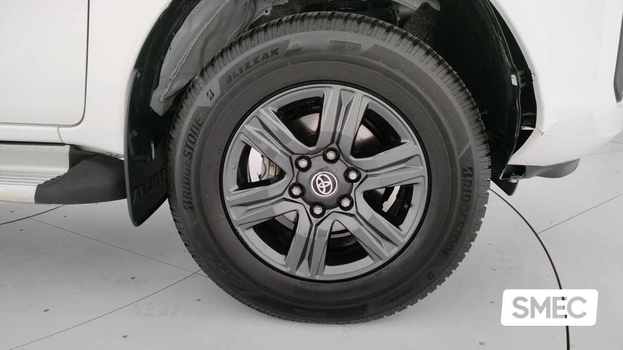 Toyota  Hilux 2.4 D-4D A/T DC 4WD Lounge